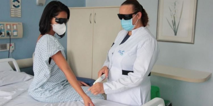 No Grupo São Cristóvão Saúde, a laserterapia é utilizada desde o mês de março