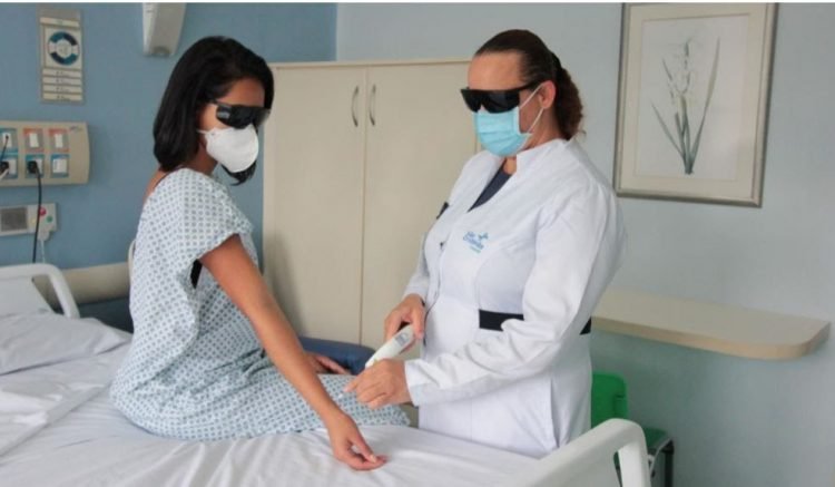 No Grupo São Cristóvão Saúde, a laserterapia é utilizada desde o mês de março