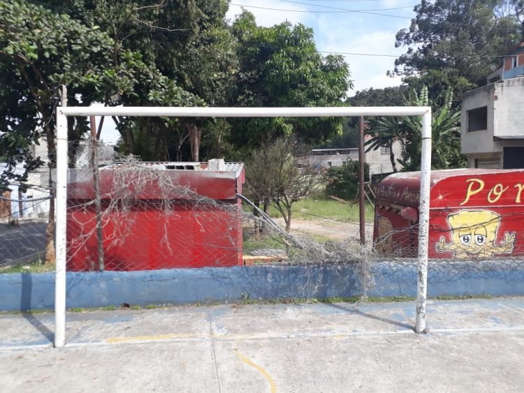 Quadra que fica na Praça Da Machado Nunes está com muitos problemas