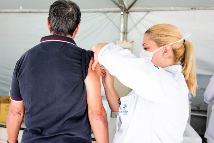 Vacina será dada primeiro a idosos a partir dos 60 anos (beneficiários e comunidade em geral)