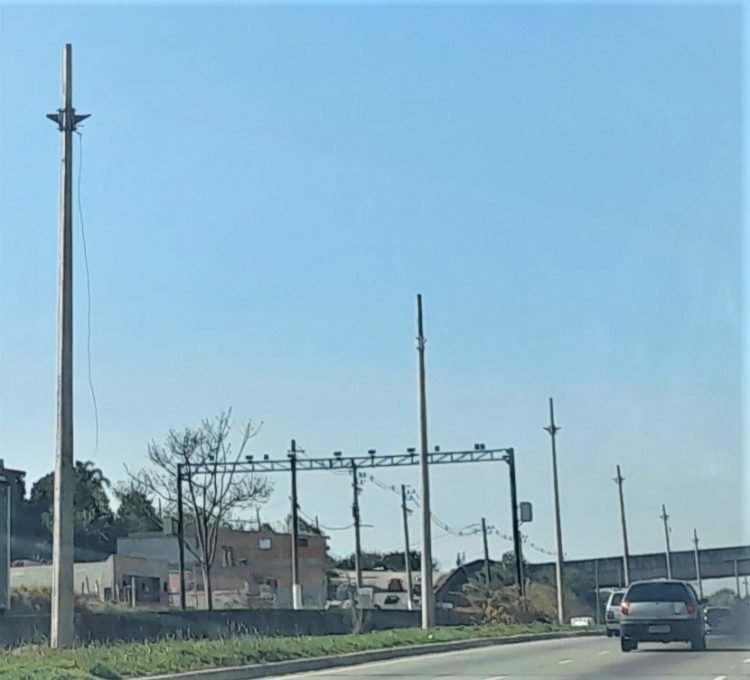 Equipamentos foram levados de postes de concreto