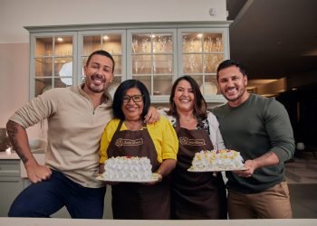 Carlinhos Maia, Maria Maia, Cleusa Maria da Silva e Lucas Guimarães com "Bolo da Maria"