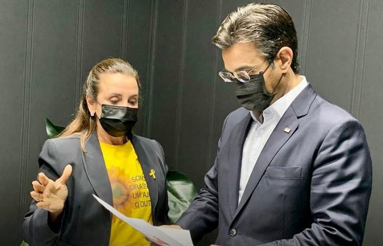 A vereadora Sandra Tadeu com o vice-governador, Rodrigo Garcia