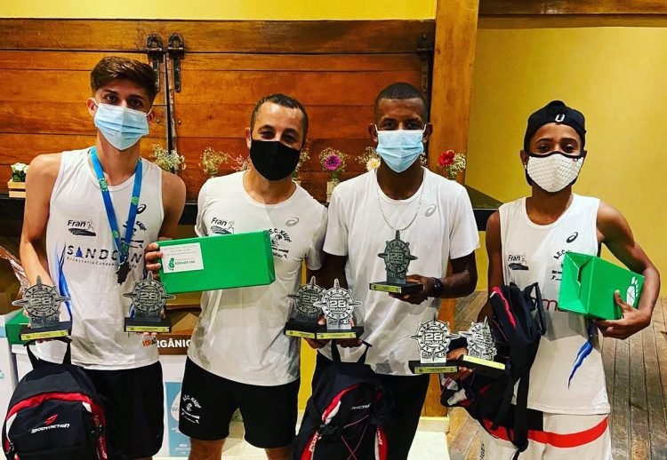 Fran e os meninos da AEC Kauê