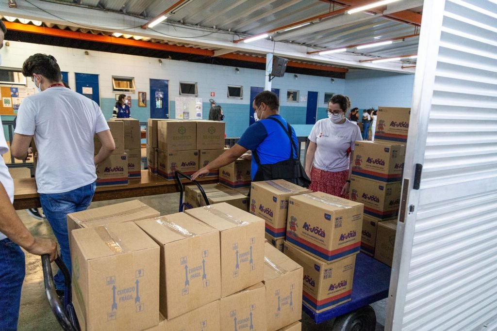 Entrega de alimentos e kits foi feita pelo Shopping Metrô Itaquera a Obra Social Dom Bosco