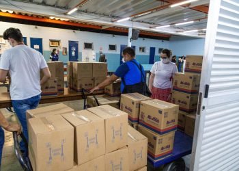 Entrega de alimentos e kits foi feita pelo Shopping Metrô Itaquera a Obra Social Dom Bosco