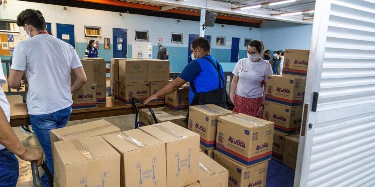 Entrega de alimentos e kits foi feita pelo Shopping Metrô Itaquera a Obra Social Dom Bosco