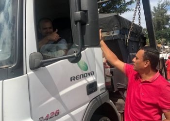 Alessandro Guedes (em 2019) colhendo assinaturas pela abertura de via pública entre a Av. Jacu Pêssego e Rua Agrimensor Sugaya