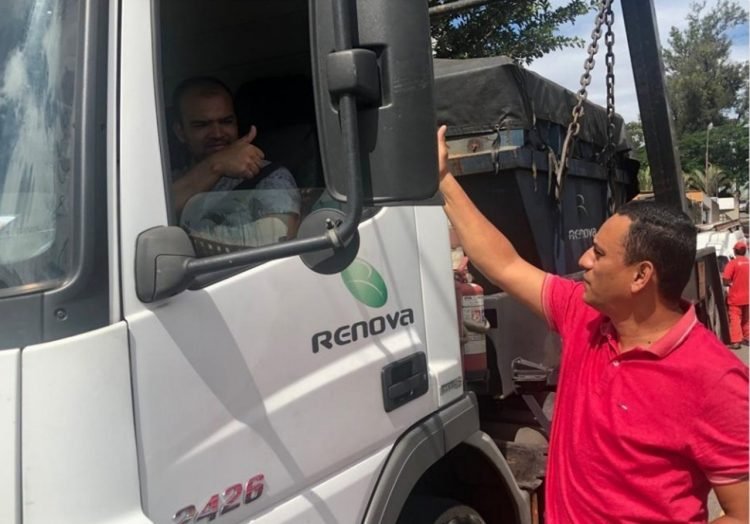 Alessandro Guedes (em 2019) colhendo assinaturas pela abertura de via pública entre a Av. Jacu Pêssego e Rua Agrimensor Sugaya