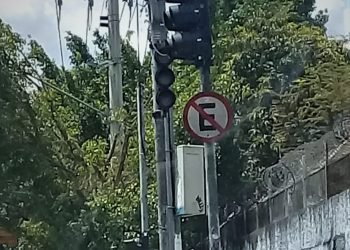 Cabos foram levados e semáforo parou de funcionar na Rua Virgínia Ferni