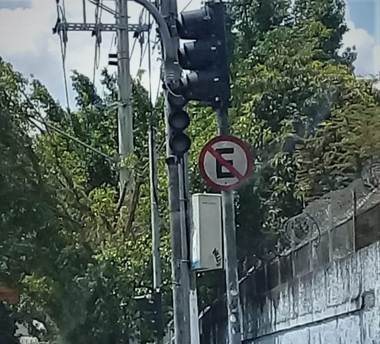 Cabos foram levados e semáforo parou de funcionar na Rua Virgínia Ferni