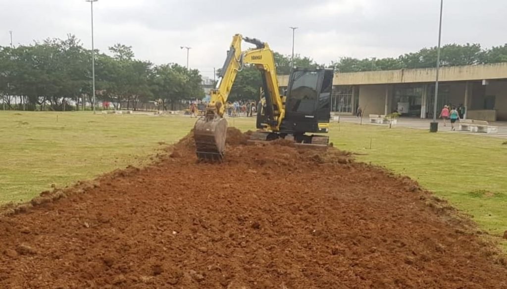 Início das obras da pista de atletismo no parque linear Rio Verde