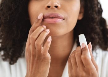 A chegada do verão requer cuidados com a saúde da pele e principalmente com os lábios