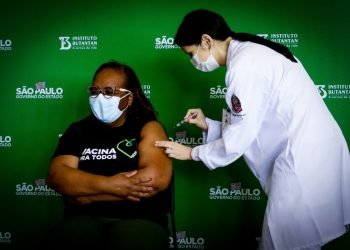 Monica foi a primeira a ser vacinada no Brasil contra a Covid-19