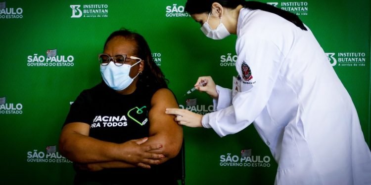 Monica foi a primeira a ser vacinada no Brasil contra a Covid-19