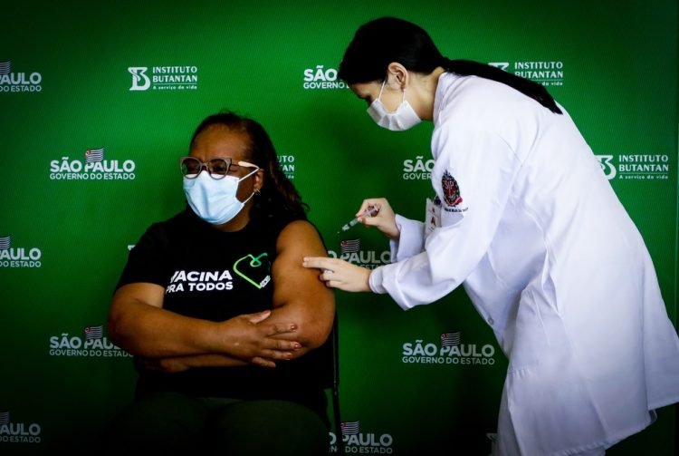 Monica foi a primeira a ser vacinada no Brasil contra a Covid-19