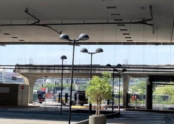 Ao fundo obra do Terminal Itaquera inacabada