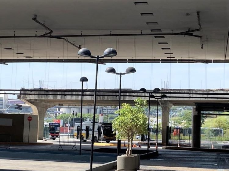 Ao fundo obra do Terminal Itaquera inacabada