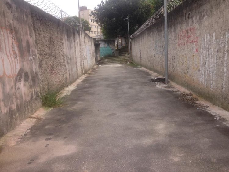 Viela entre as ruas Carlo Albacine e José Alzira