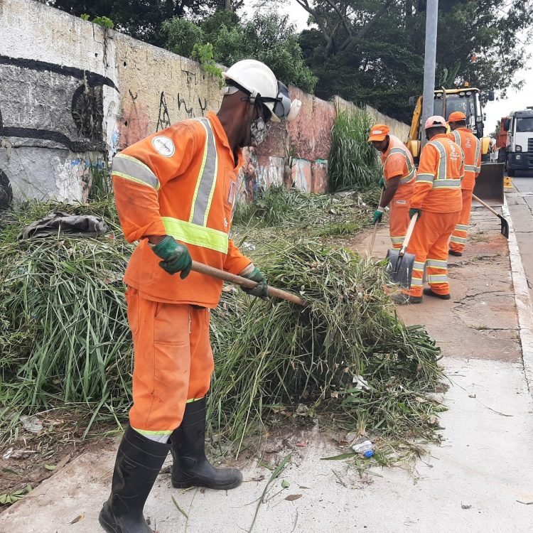 Mutirão de limpeza na Avenida Radial Leste na altura de Itaquera