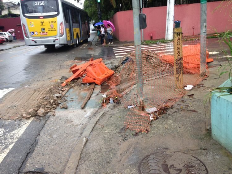 Obra na Rua São Teodoro, em Itaquera