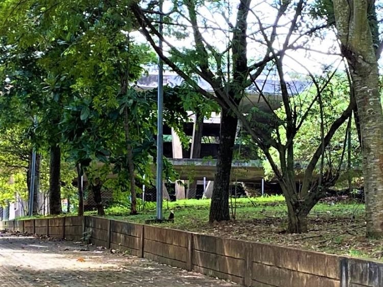 Prédio estava sendo erguido quando obra foi embargada