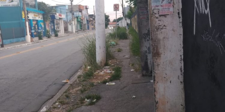 Ponto de ônibus na Rua Sábado D'Angelo