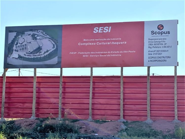 Placa da obra do Sesi e do Senai Itaquera