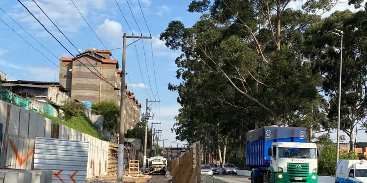 Estreitamento de pista na altura do Conjunto José Bonifácio, sentido centro