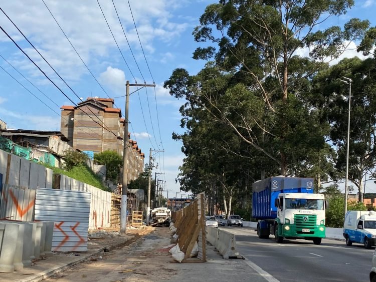 Estreitamento de pista na altura do Conjunto José Bonifácio, sentido centro