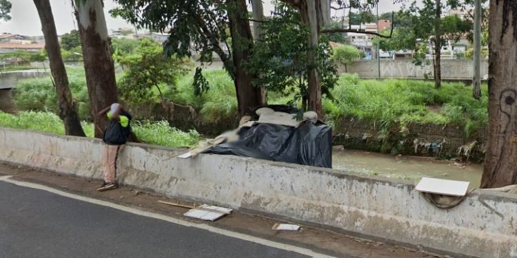 As margens do córrego Jacu-Pêssego estão sendo ocupadas