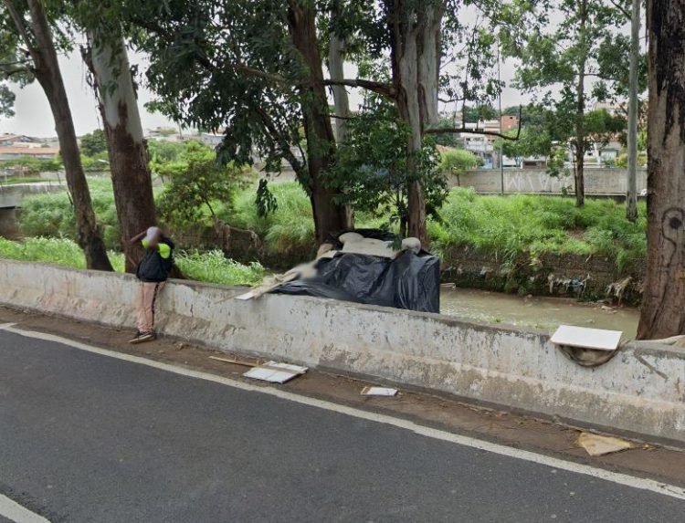 As margens do córrego Jacu-Pêssego estão sendo ocupadas