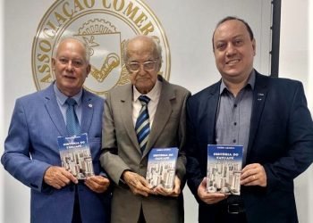 Superintendente da ACSP Distrital Tatuapé, Edson Grandesso, o historiador e escritor Pedro Abarca, e o presidente da CDL Itaquera, Roger Fildimaque
