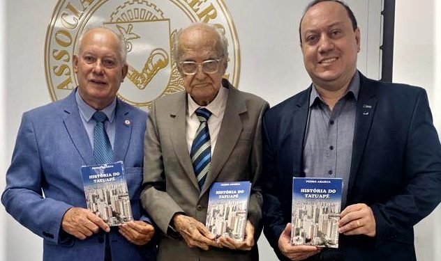 Superintendente da ACSP Distrital Tatuapé, Edson Grandesso, o historiador e escritor Pedro Abarca, e o presidente da CDL Itaquera, Roger Fildimaque