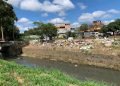 Margens do córrego Jacu são tomadas pelo descarte irregular de entulho