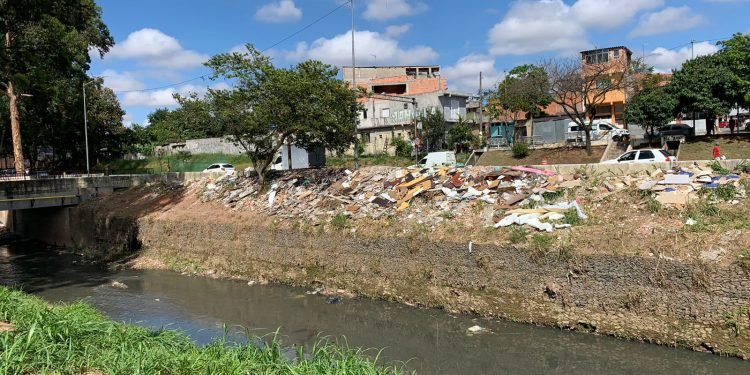 Margens do córrego Jacu são tomadas pelo descarte irregular de entulho