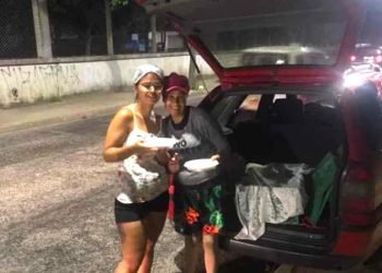 Silvana está levando marmitex para as pessoas que perderam tudo nas enchentes em Itaquera