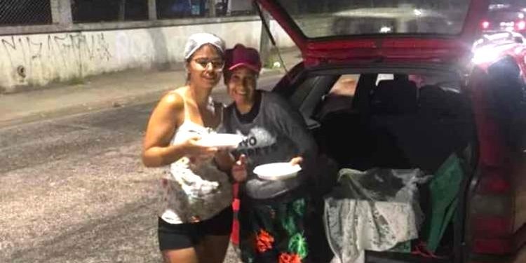 Silvana está levando marmitex para as pessoas que perderam tudo nas enchentes em Itaquera