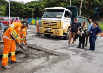 Mutirão de Zeladoria retira lixo e entulho de vias públicas e tapa buracos