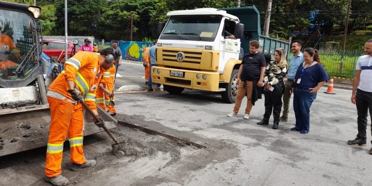 Mutirão de Zeladoria retira lixo e entulho de vias públicas e tapa buracos