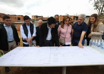 Prefeito Ricardo Nunes visita obra de contenção do córrego Jacupeval, em Itaquera