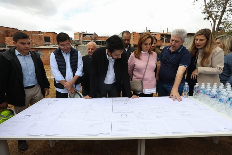 Prefeito Ricardo Nunes visita obra de contenção do córrego Jacupeval, em Itaquera