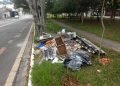 Descarte irregular de entulho na Avenida Caititu