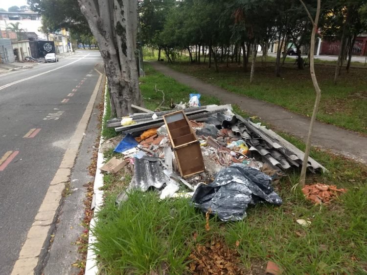 Descarte irregular de entulho na Avenida Caititu