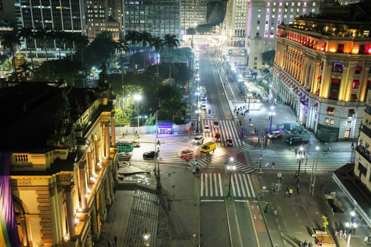 Com refletores e lâmpadas potentes, Centro Histórico fica mais iluminado