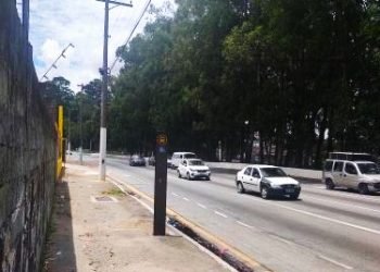 Ponto de ônibus sem abrigo e iluminação na Avenida Jacu-Pêssego