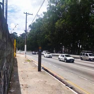 Ponto de ônibus sem abrigo e iluminação na Avenida Jacu-Pêssego
