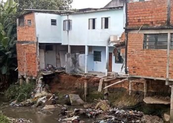 Prefeitura derruba casas em risco na Ponte Rasa