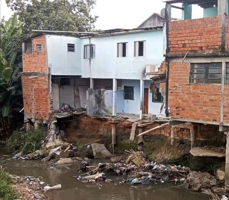 Prefeitura derruba casas em risco na Ponte Rasa