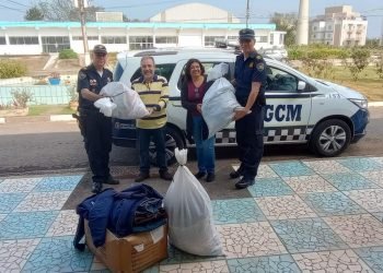 Entrega de agasalhos pela GCM